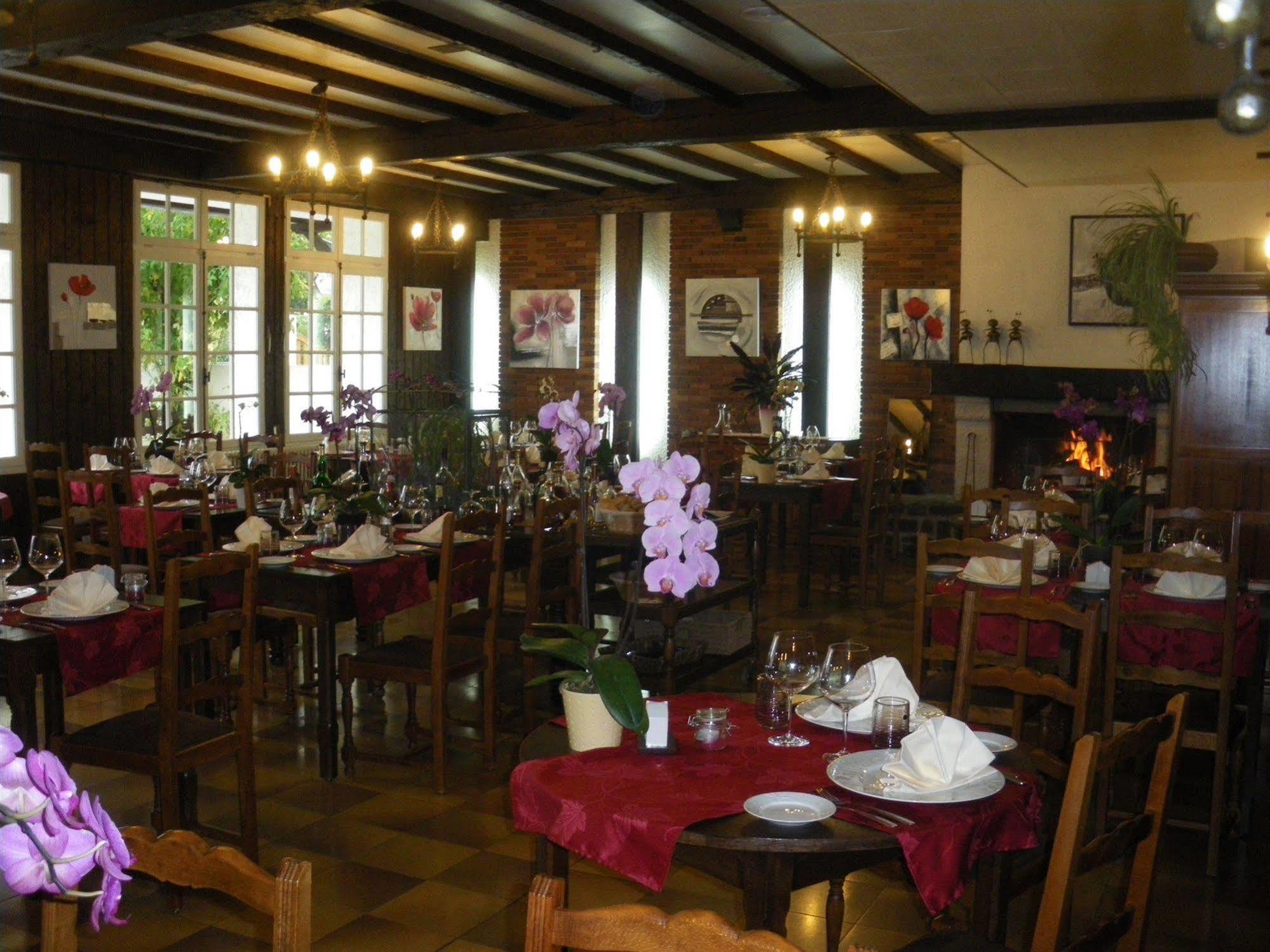 Hotel Du Commerce Chez Stephane Roumazieres ภายนอก รูปภาพ