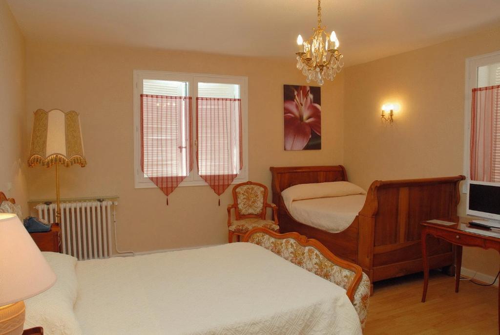 Hotel Du Commerce Chez Stephane Roumazieres ภายนอก รูปภาพ